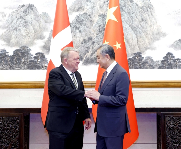 5月19日,中共中央政治局委员、外交部长王毅在京同来华访问的丹麦外交大臣拉斯穆森举行会谈。