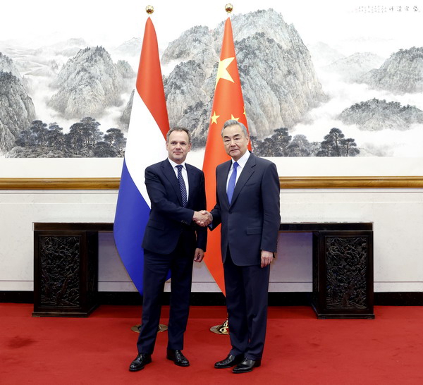 5月22日,中共中央政治局委员、外交部长王毅在京同来华访问的荷兰外交大臣费尔德坎普举行会谈。