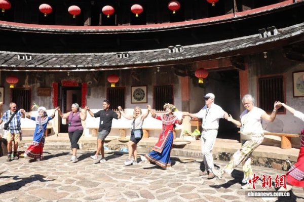 港股T+0配资 外国游客福建华安体验世遗土楼文化